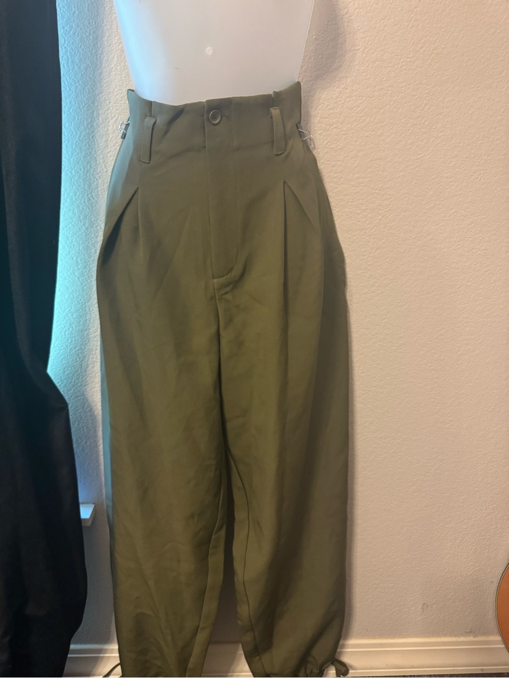 Missguided + Olive Green Pleated High-Waist Chinos - Picture 1 of 4